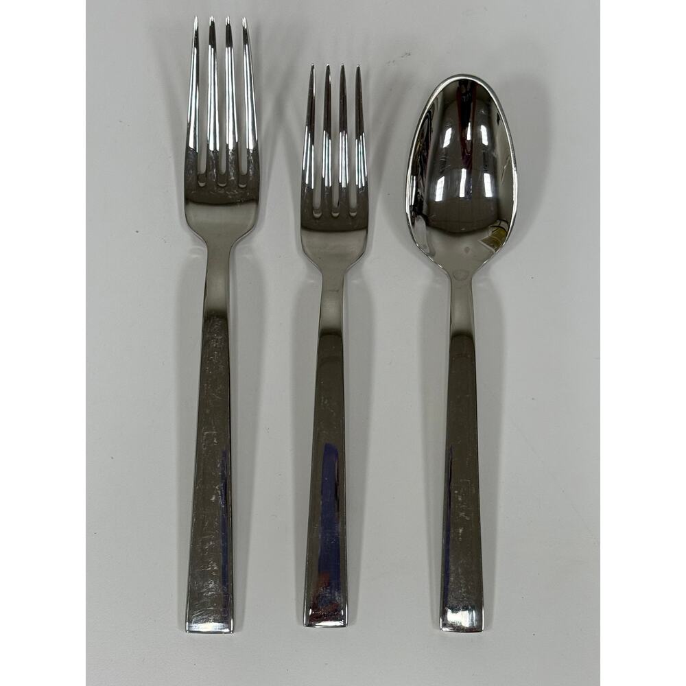 Oneida Aero Stainless Steel Flatware Set. KT112